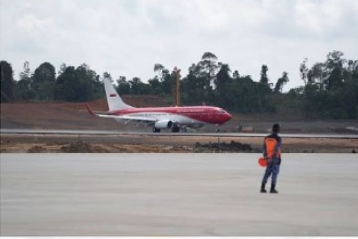 Pesawat Kepresidenan Boeing Business Jet 737-800 yang ditumpangi Presiden Joko Widodo, mendarat di Bandara Nusantara, Jumat (11/10) pagi.