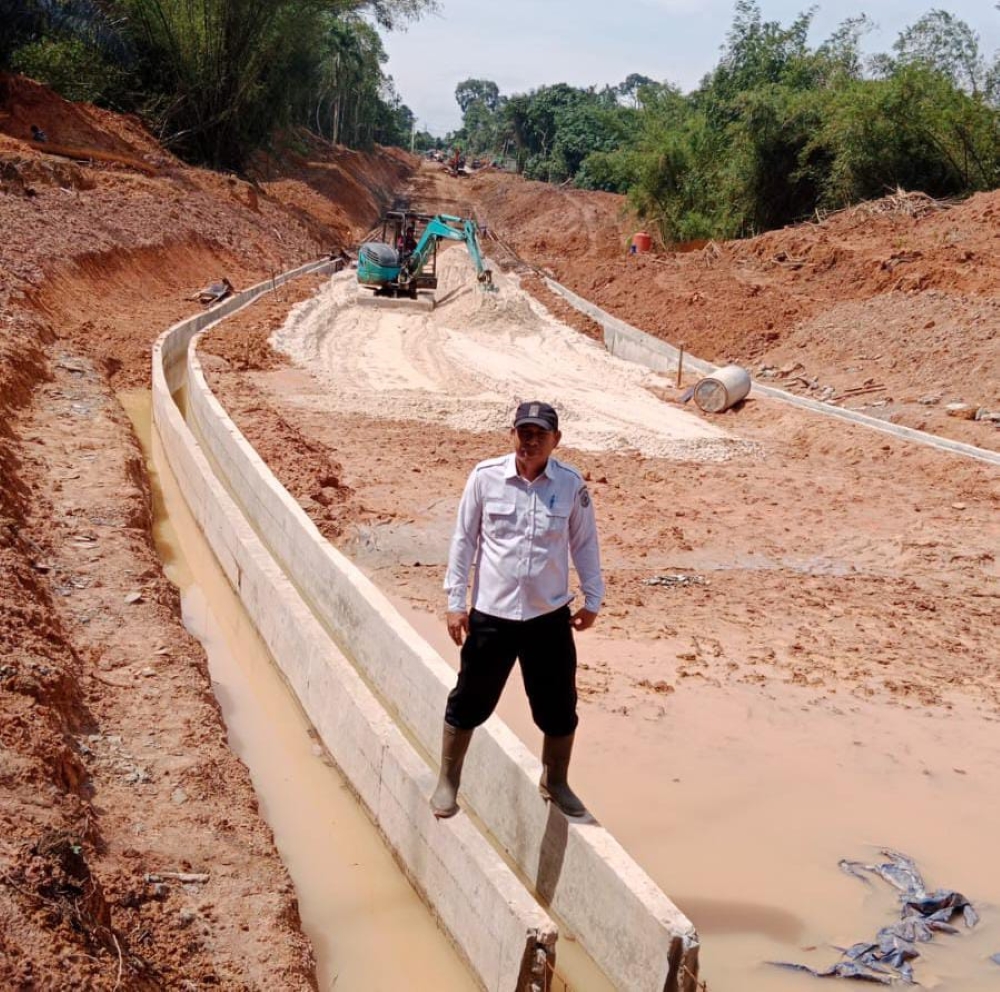 DIKERJAKAN: Jalan alternatif dan parit yang menuju Guntung masih proses pembuatan oleh perusahaan, sedangkan jembatan nantinya jadi ranah pemkot.