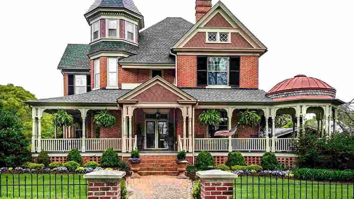 Desain rumah bergaya Victoria dikenal dengan kemewahan, detail dekoratif, dan ornamen klasik yang tetap memikat meski terkesan kuno.