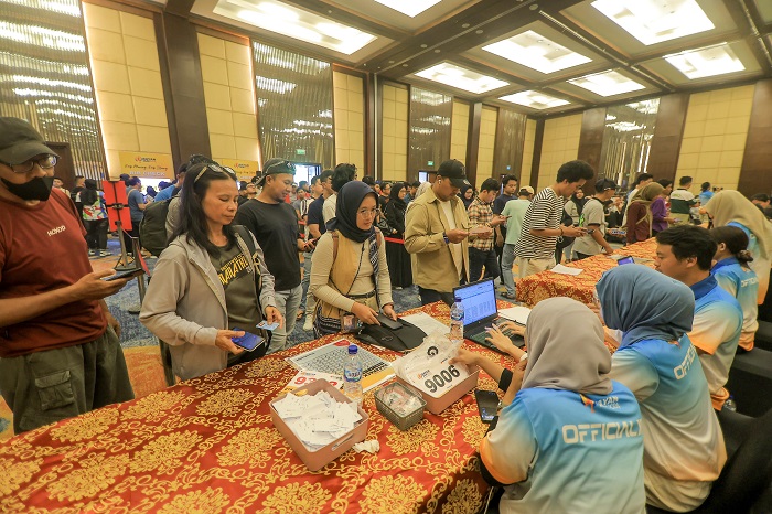 Para peserta mengambil racepack collection dan dibekali coaching clinic.