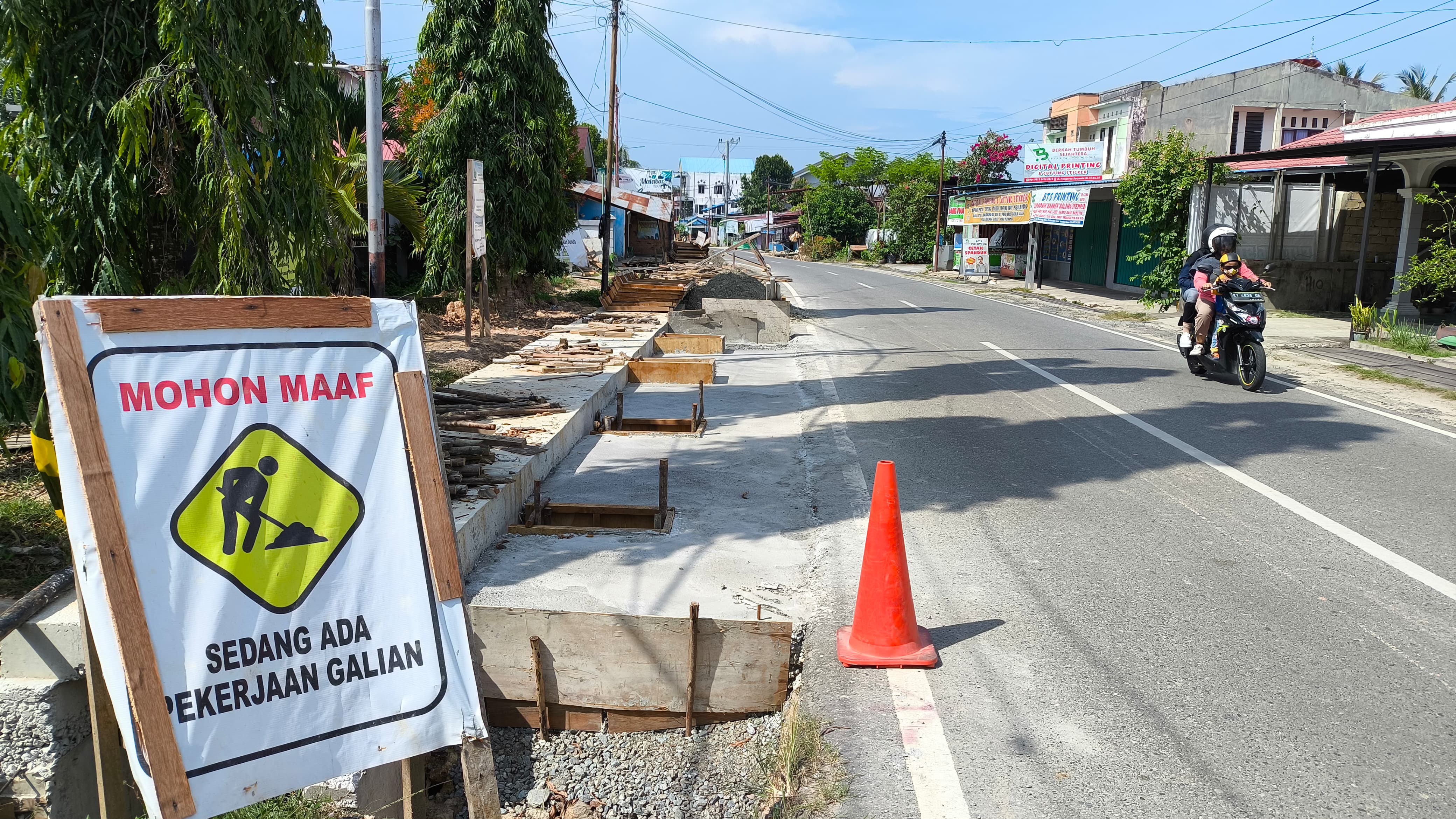 PEMBANGUNAN: Proyek drainase Jalan Pangeran Suryanata harus segera dikebut, bahkan kontraktor sudah mendapat surat peringatan kedua. (FOTO: ADIEL KUNDHARA/KP)  &nbsp;