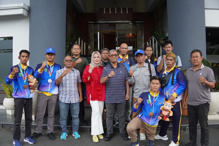 DAPAT DUKUNGAN: Pjs Bupati Paser M Syirajudin mendukung langsung penampilan atlet Paser yang tampil di Peparnas, Solo Jawa Tengah, Sabtu (12/10/2024).&nbsp;