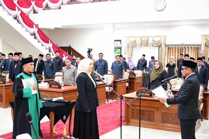 RESMI MENJABAT: Regina Fabiola Harwiandani Nostradida menjadi anggota DPRD Paser menggantikan Ikhwan Antasari dari jalur PAW, Senin (14/10/2024).&nbsp;