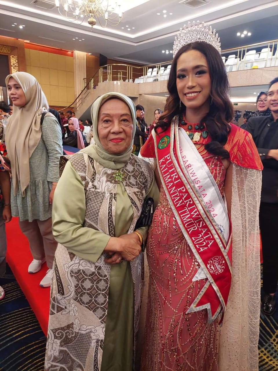TERPILIH: Nabila Putri Giswatama asal PPU (kanan, depan) terpilih menjadi Putri Pariwisata Kaltim 2024.(FOTO: PUTRI)