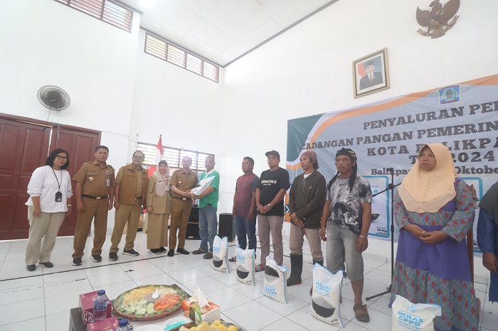Warga Balikpapan terima bantuan beras CPPD dari DP3 sebagai antisipasi kerawanan pangan.