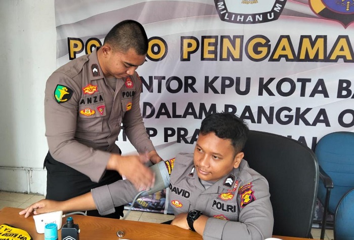 PERIKSA KESEHATAN: Sejumlah personel terlibat pengamanan rangkaian tahapan pilkada dicek kesehatannya.
