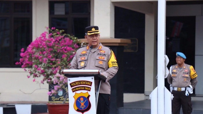 Kabid Humas Polda Kaltim Kombes Pol Yuliyanto memimpin apel pagi di Polres Bontang. Ia memberikan arahan, di antaranya pengamanan pilkada dan merespons aduan masyarakat.