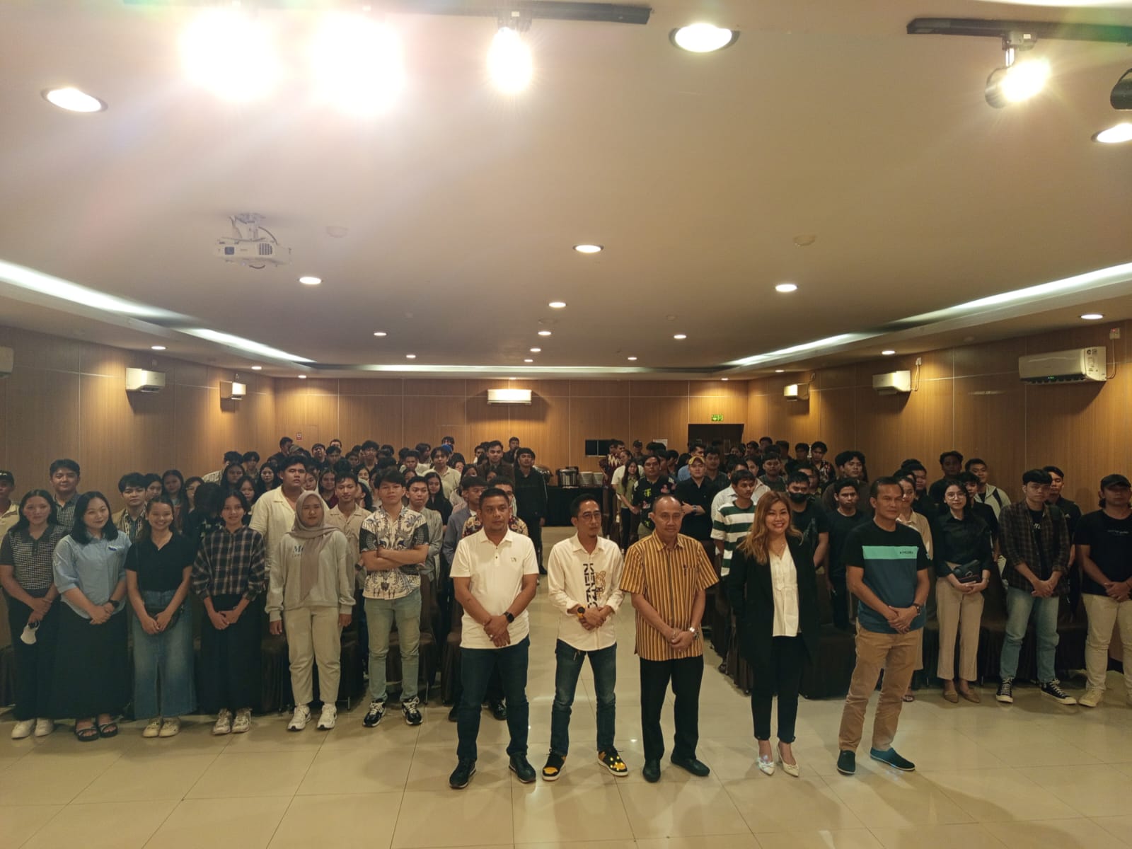 SUNTIKAN MOTIVASI: Di akhir kegiatan para tokoh dan ratusan mahasiswa ikut setelah diskusi menyempatkan mengabadikan kebersamaan.