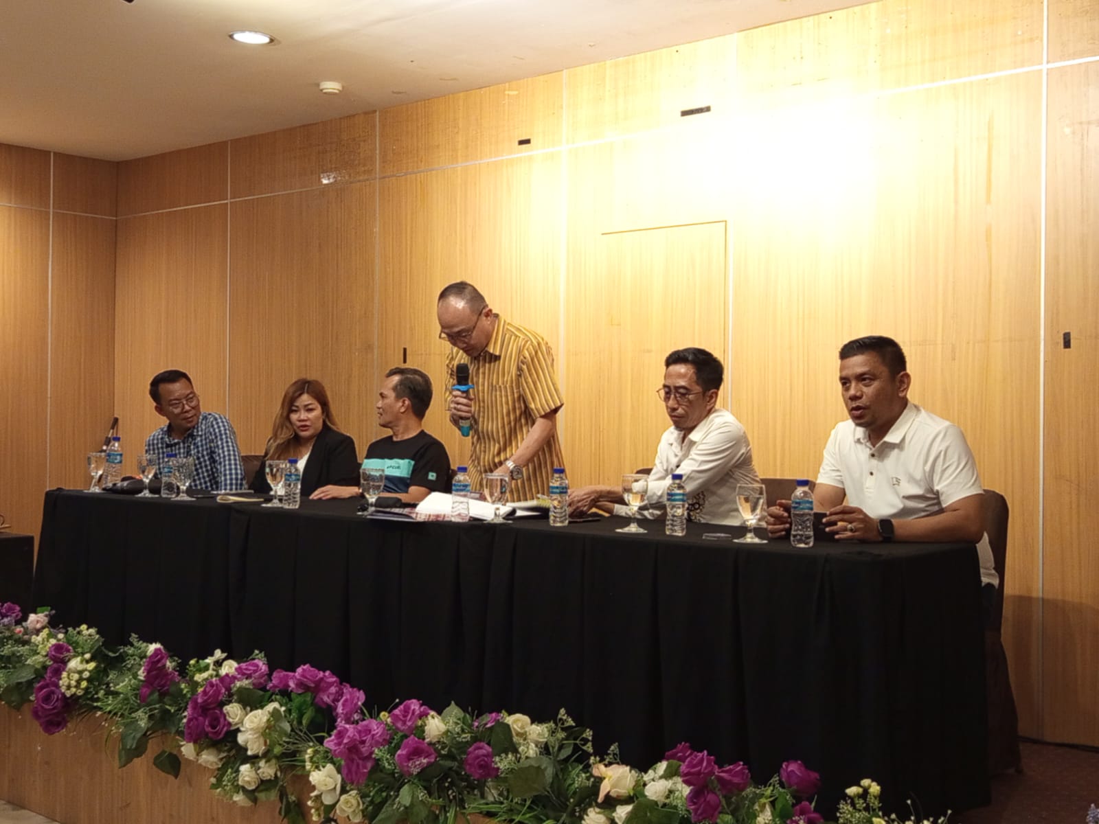 LEBIH DEKAT: Sahadi (berdiri) beserta tokoh pemuda Kubar lainnya membersamai dalam forum diskusi.