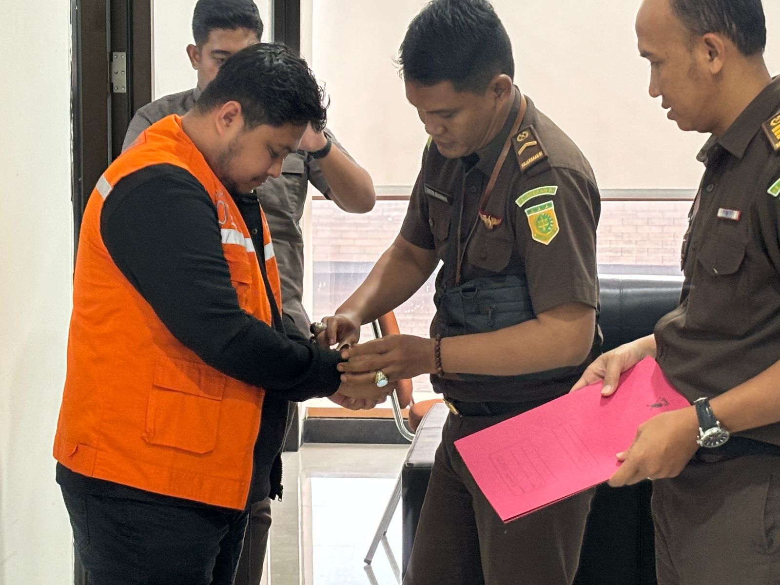JEBLOSKAN: Kejati Kaltim menahan tersangka RH ke Rutan Klas IIA Sempaja, Senin (14/10/2024). (FOTO PENKUM KEJATI KALTIM)