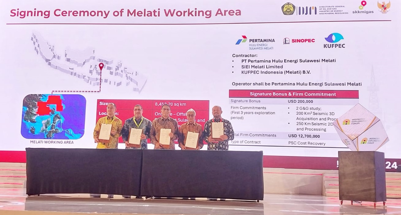 HARAPAN BARU: Perwakilan SKK Migas bersama KKKS dan Kementerian ESDM seusai menandatangani dokumen investasi untuk WK Amanah dan Melati.