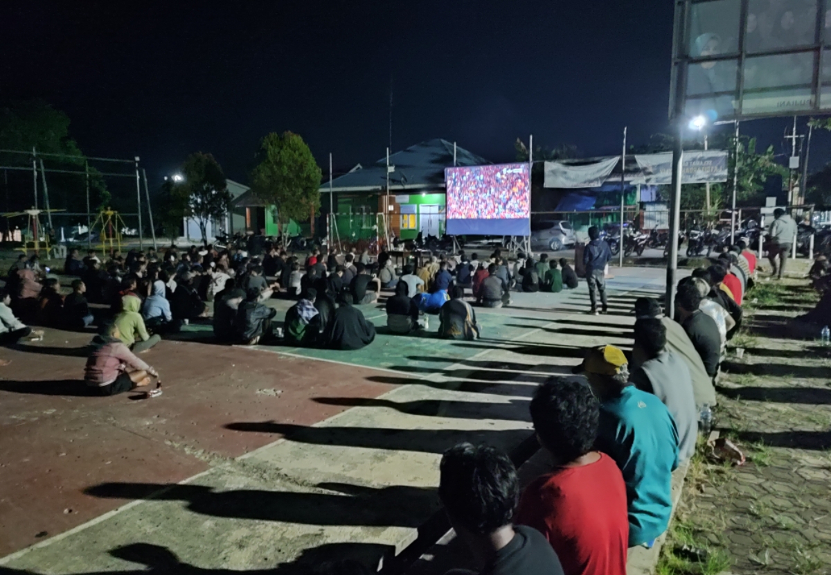 BAKAL MERIAH: Lokasi nobar sepakbola di halaman kantor Desa Senaken Kecamatan Tanah Grogot pada malam final Piala Eropa 2024 lalu. (FOTO: NAJIB/KP)