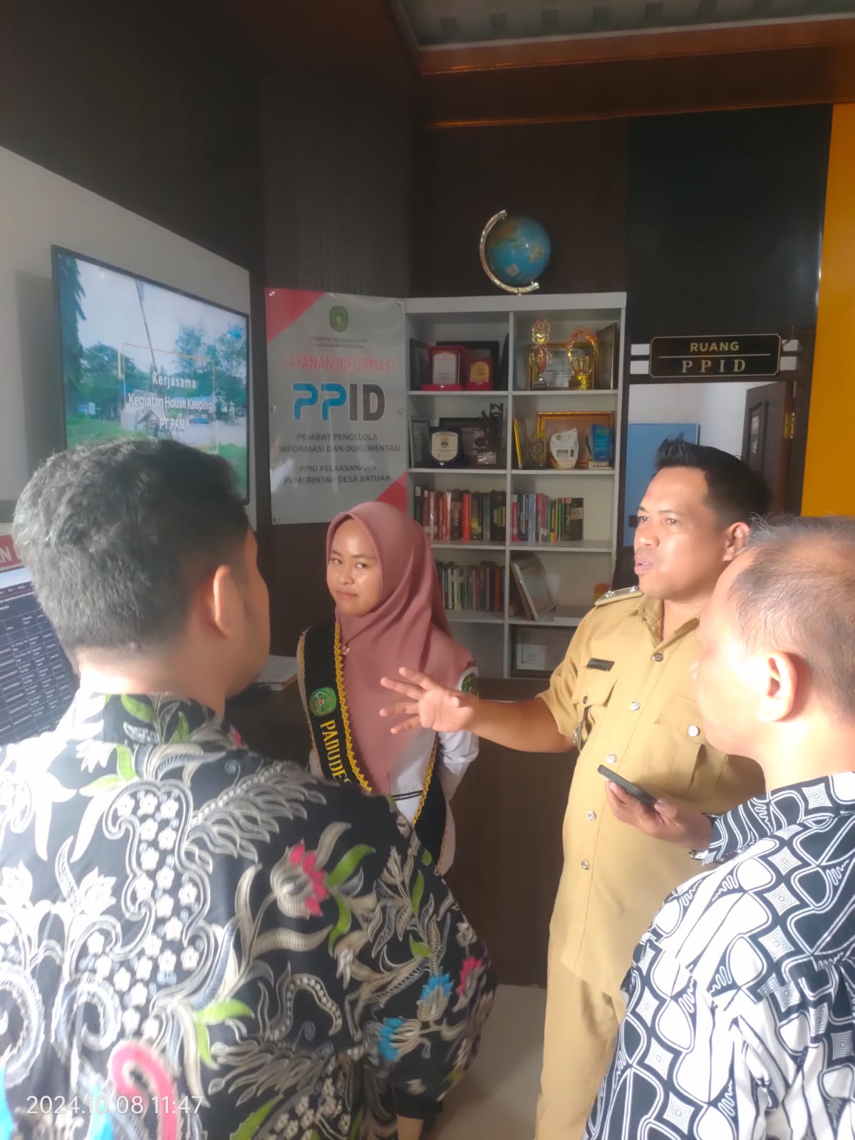 Kades Batuah Abd Rasyid menerangkan kepada Gede Narayana dan tim terkait terkait PPID Desa Batuah