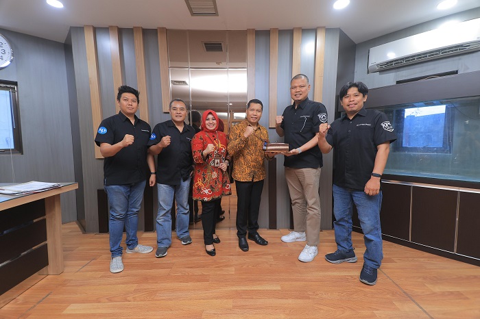 Pemimpin Cabang Bankalimtara Balikpapan Faizal Riza (empat kiri) bersama manajemen Kaltim Post Group yang dipimpin Direktur Kaltim Post Erwin Dede Nugroho (dua kanan) dalam syukuran, Senin (14/10).