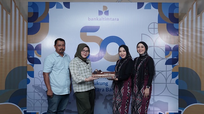 Koordinator Iklan Kaltim Post Biro Samarinda Catur Maiyulinda (dua kiri) bersama Darayani Annisa Nuramalina (dua kanan) selaku penyelia pemasaran dan layanan prioritas Bankaltimtara di Samarinda.