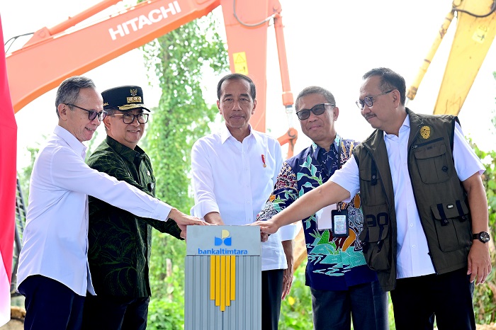 Direktur Utama Bankaltimtara Muhammad Yamin (dua kanan) bersama Presiden Jokowi dalam groundbreaking Bank Kaltimtara di IKN,  Jumat 1 Maret 2024.