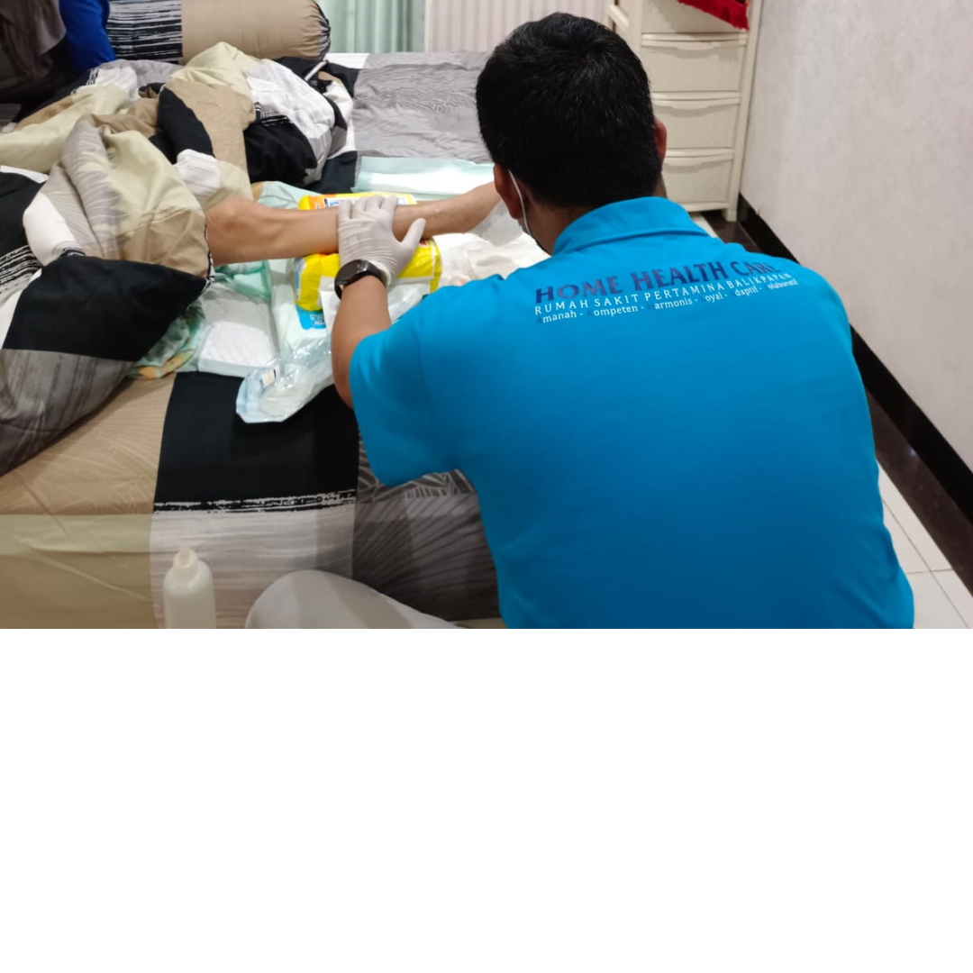 PELAYANAN MAKSIMAL: Petugas layanan dari tim Homecare RS Pertamina Balikpapan memberikan pelayanan kepada pasien secara maksimal sesuai kebutuhan perawatan yang diinginkan pasien.