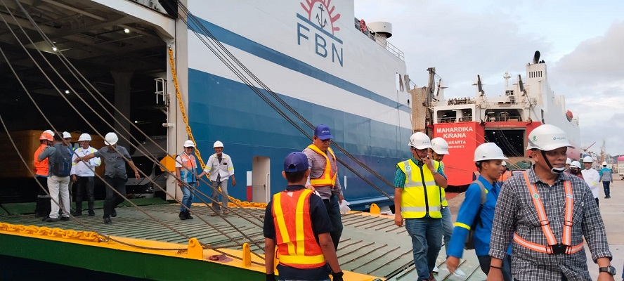 Fajar Bahari VIII sandar di Balikpapan, Selasa (15/10).