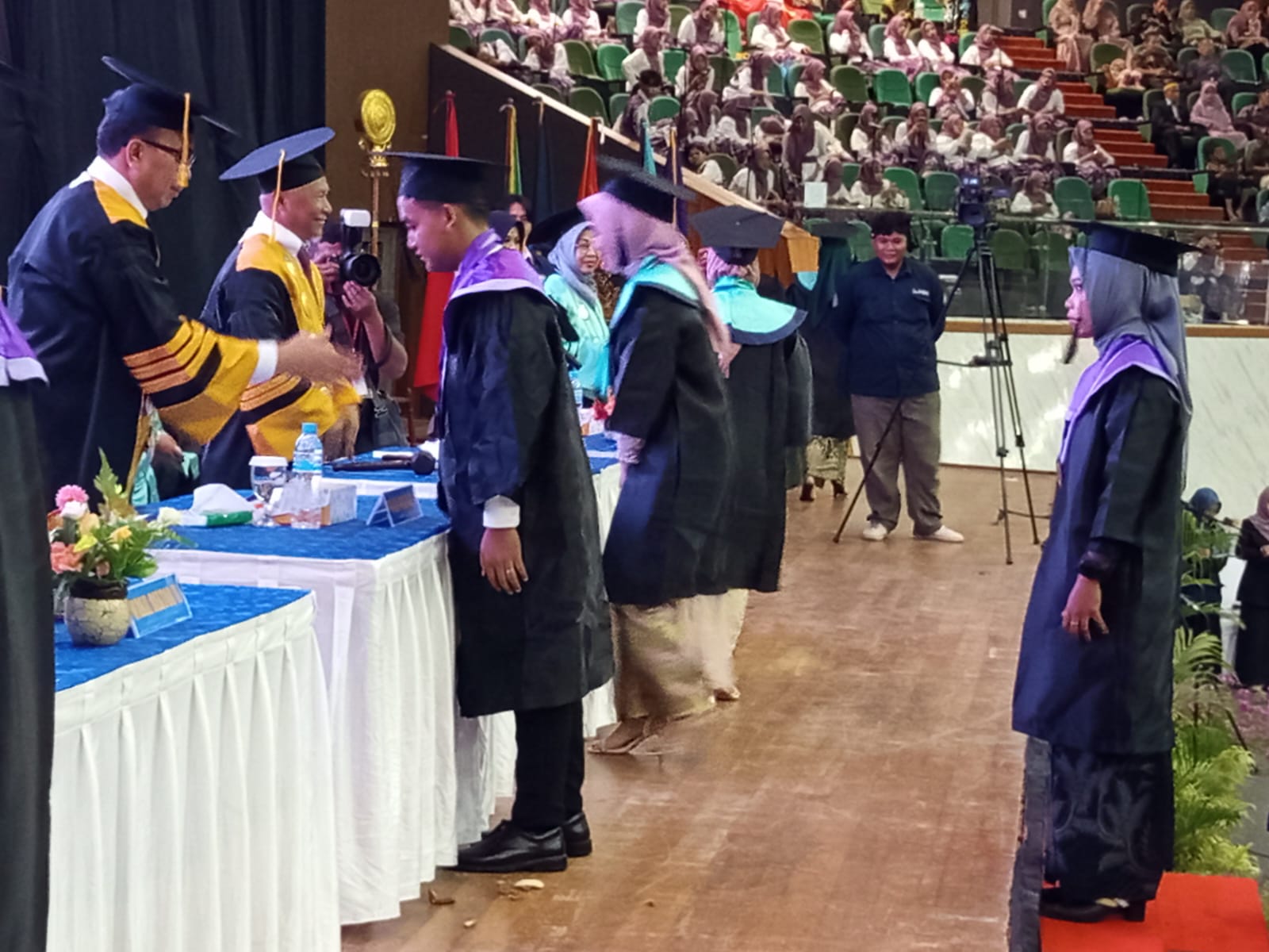 SAH: Lulusan UMKT resmi menyandang gelar sarjana, gelaran prosesi wisuda secara khidmat lewat proses pemindahan tali toga.