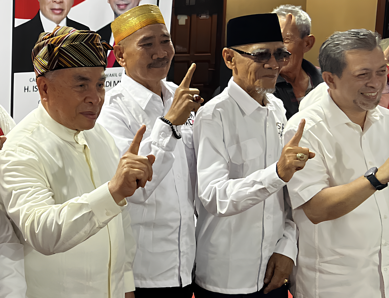 ALIHKAN DUKUNGAN: Relawan Pro Harus yang berubah haluan bersama Isran Noor dan Hadi Mulyadi.