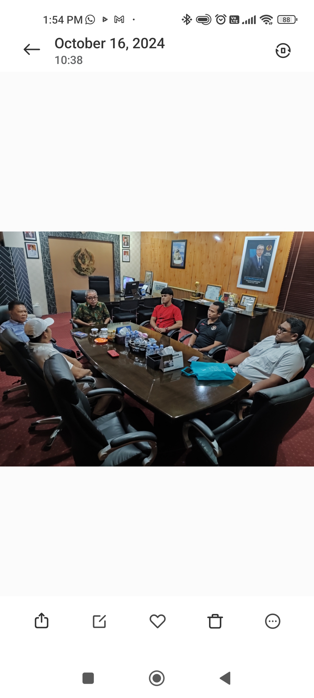 SILATURAHMI: Rizki Juniansyah (kaos merah) berkunjung ke KONI Kaltim, bersua sang ketua, Rusdiansyah Aras (ketiga kiri).