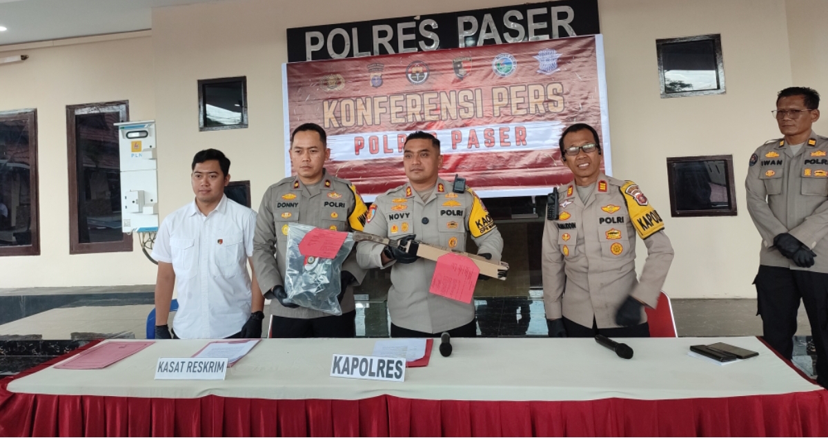 JELASKAN KRONOLOGI: Polres Paser menggelar konferensi pers terkait kasus pembunuhan di Long Ikis yang menyebabkan korban penggal kepalanya, Rabu (16/10/2024).&nbsp;(FOTO: NAJIB/KP)