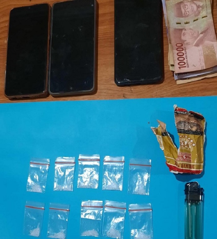 Barang bukti yang ditemukan polisi saat mengamankan tiga pria di dalam mobil.