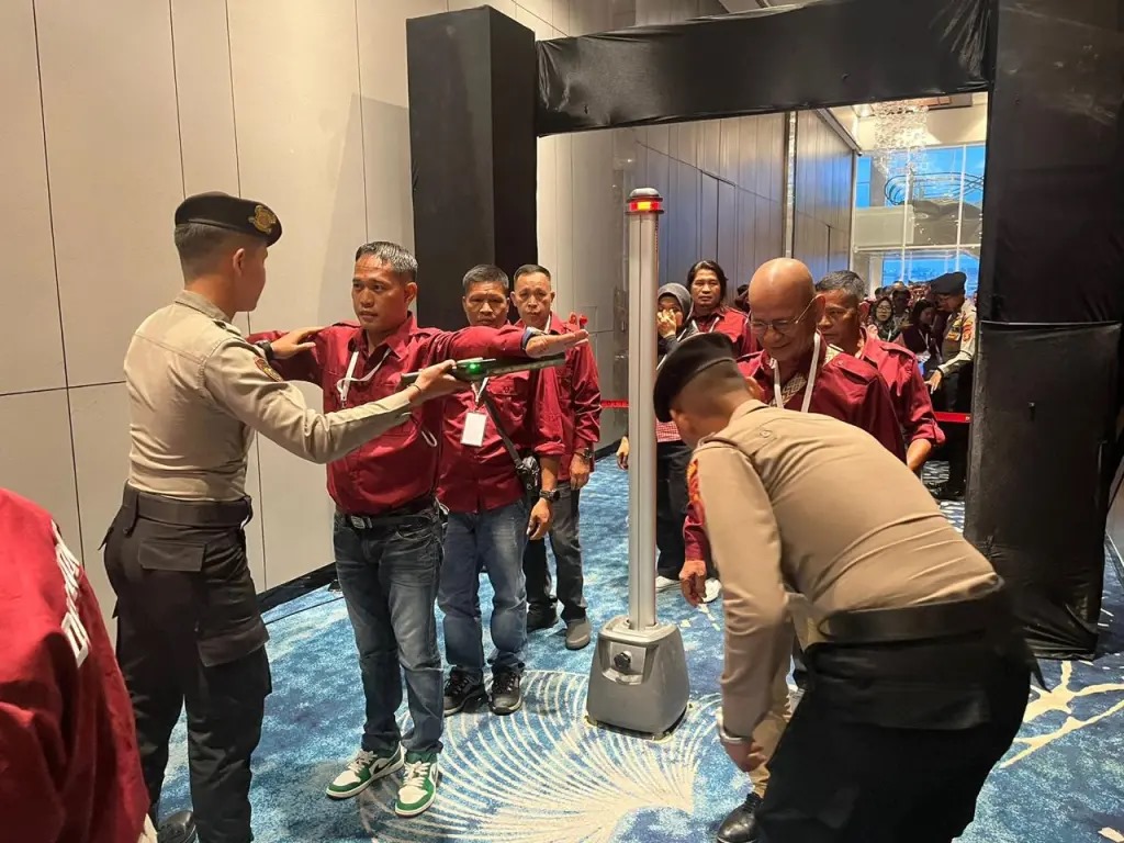 SIAPKAN PENGAMANAN. Personel pengamanan Polres Kutai Barat berikan pengamanan maksimal acara debat publik pasangan calon bupati dan wakil Kutai Barat.