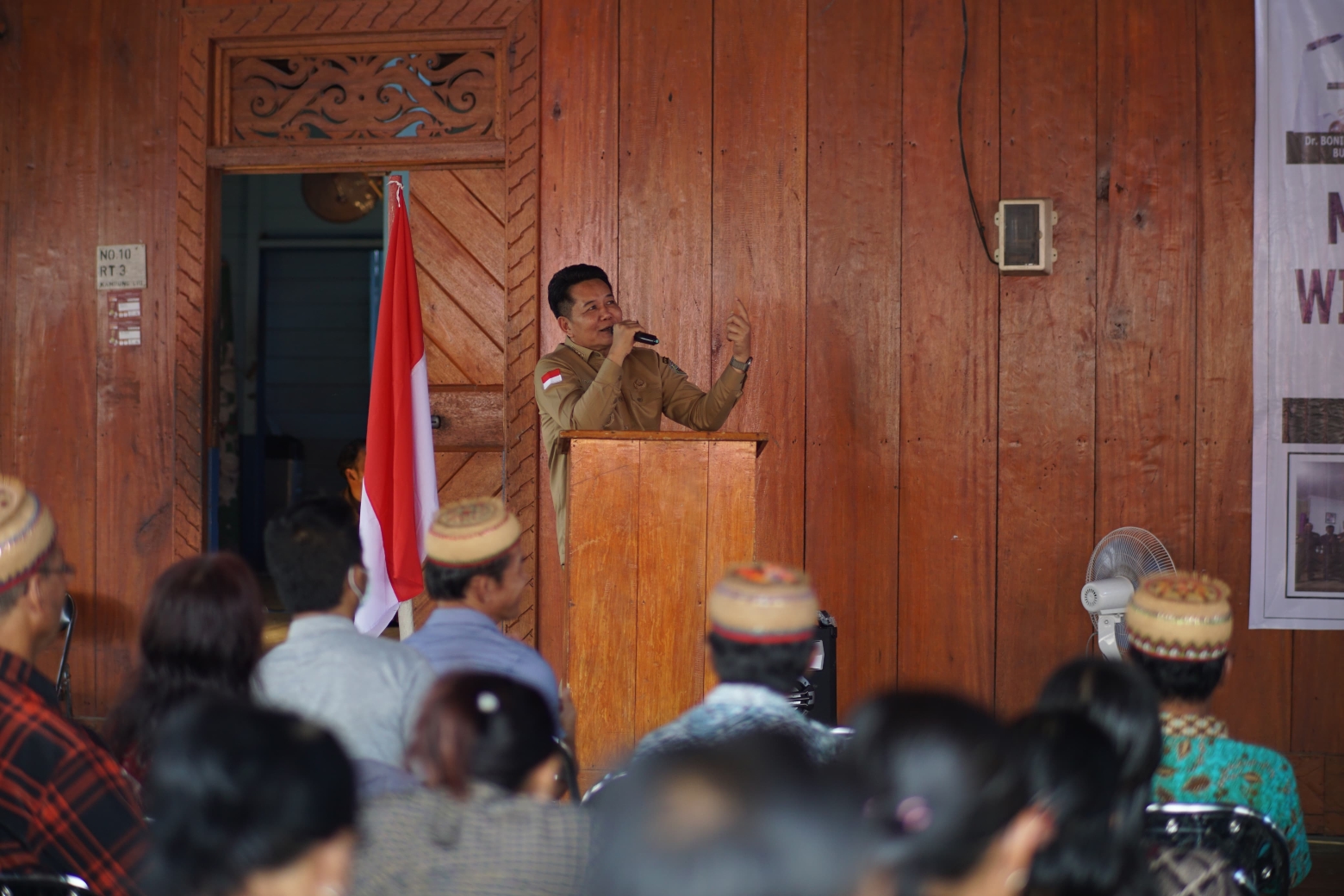 MONEV: Bupati Mahulu Bonifasius Belawan Geh menyampaikan arahan pada rapat monev di Lamin Adat Long Pahangai, Selasa (15/10).