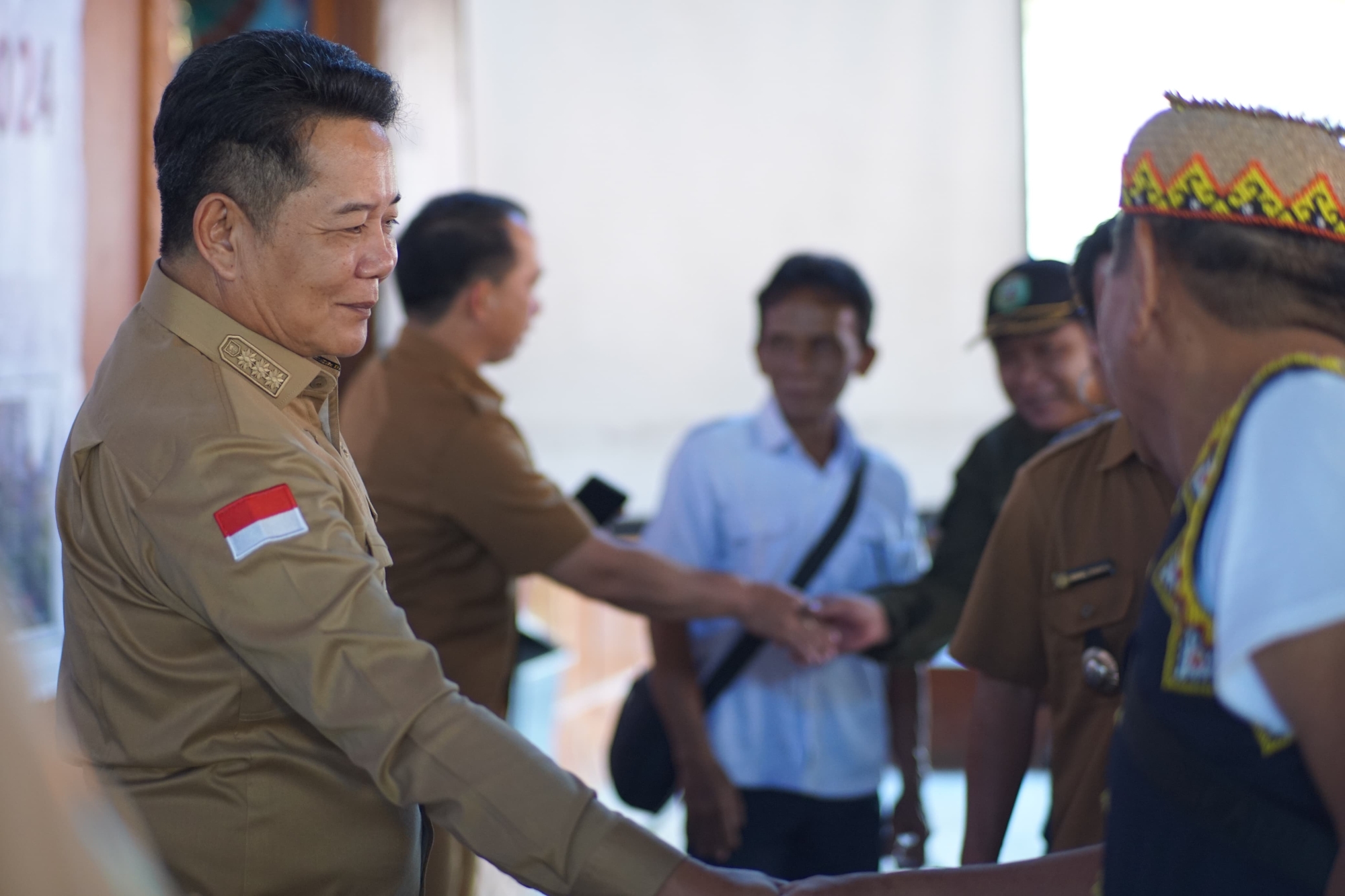 Bupati Mahulu Dr Bonifasius Belawan Geh menyapa masyarakat Kecamatan Long Pahangai usai rapat Monev di Lamin Adat Long Pahangai, Selasa (15/10).