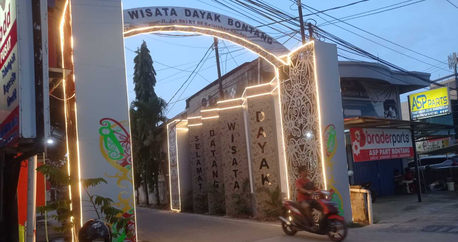 KOKOH: Bangunan gapura masuk RT 8 Kelurahan Api-Api mengalami pembangunan tahun ini.