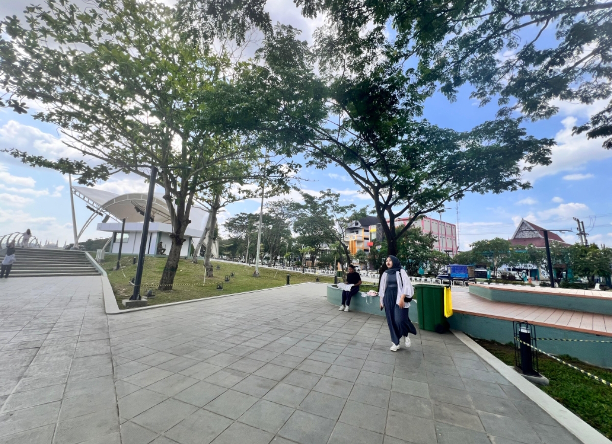 PERLU PENAMBAHAN: Kawasan Teras Samarinda menjadi magnet destinasi wisata di Kota Tepian, namun masih perlu banyak perbaikan dari berbagai sisi, Selasa (15/10). (FOTO: DENNY SAPUTRA)