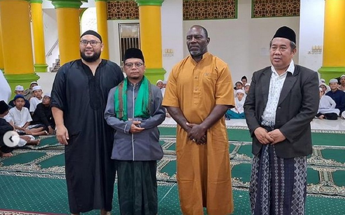 Jacksen F Tiago, mantan pelatih Timnas Indonesia resmi memeluk agama Islam atau mualaf.