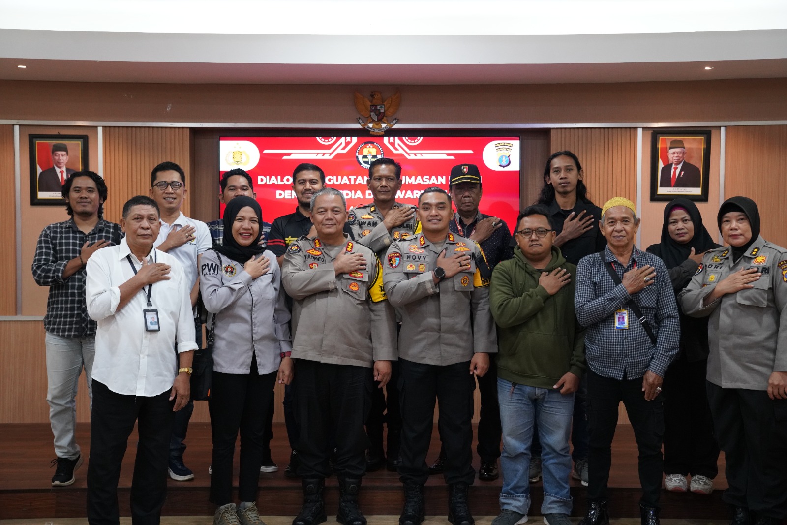 SALING BANTU: Kabid Humas Polda Kombes Pol Yuliyanto bertemu pada media di Kabupaten Paser dalam agenda penguatan kehumasan Polri, Kamis (17/10).