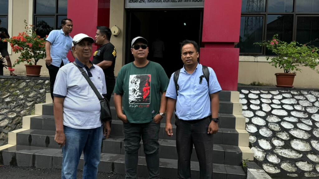 GALIAN C. Sejumlah warga diminitai keterangan Polda Kaltim perkara galian C di eks Hotel Tirta, Balikpapan. (foto:ist)
