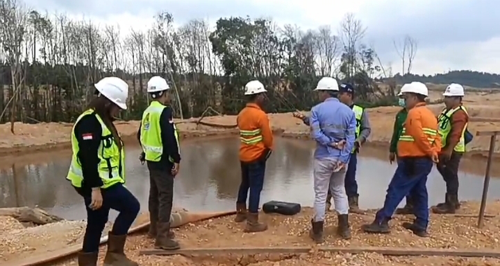 CEK: DLH Kubar dan pihak perusahaan serta pemerinta Kampung Linggang Marimun saat pengecekan lapangan pengelolaan air limbah PT BISM. (FOTO: IST)