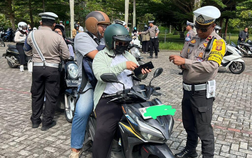 RAZIA: Personel gabungan gelar razia dalam rangka operasi zebra Mahakam di sekitar Balikpapan Baru. (foto:ist)