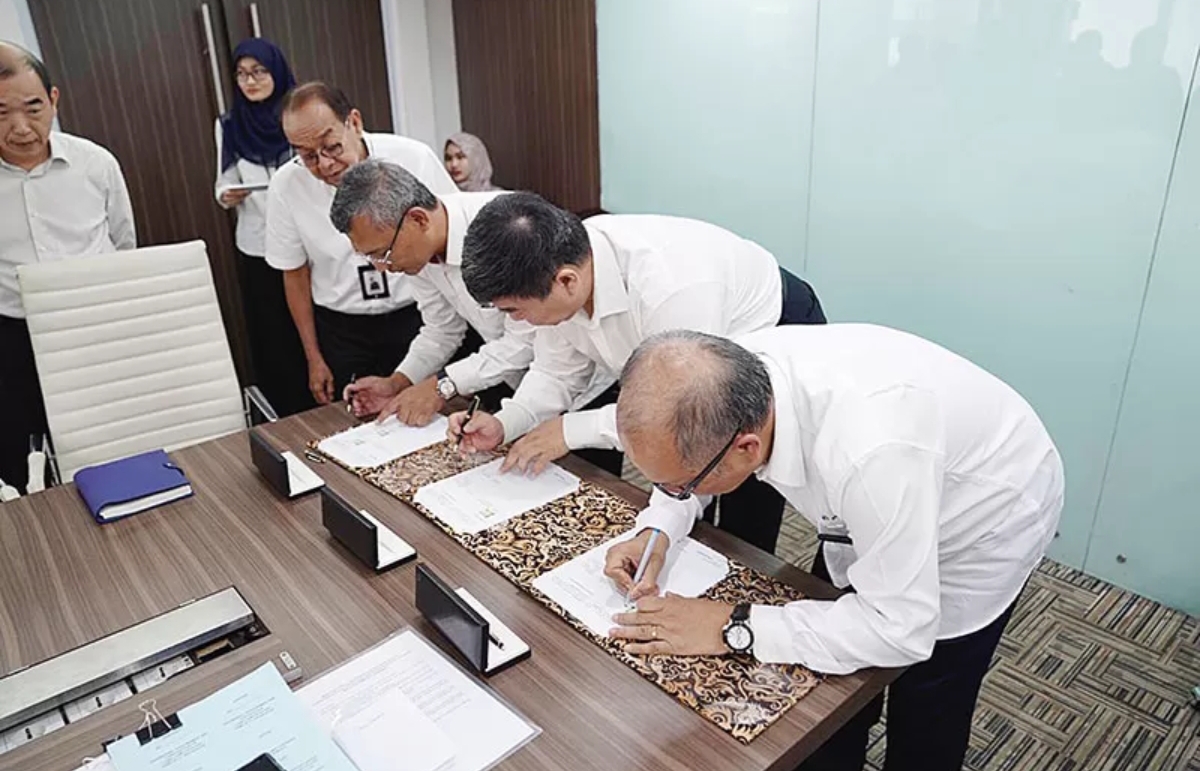 TEKEN: Manajemen HK saat menekan kontrak proyek Site Development Lawelawe Terminal Facility Project RDMP RU-V Balikpapan di Kantor Pusat Pertamina.(FOTO: HK/KP)