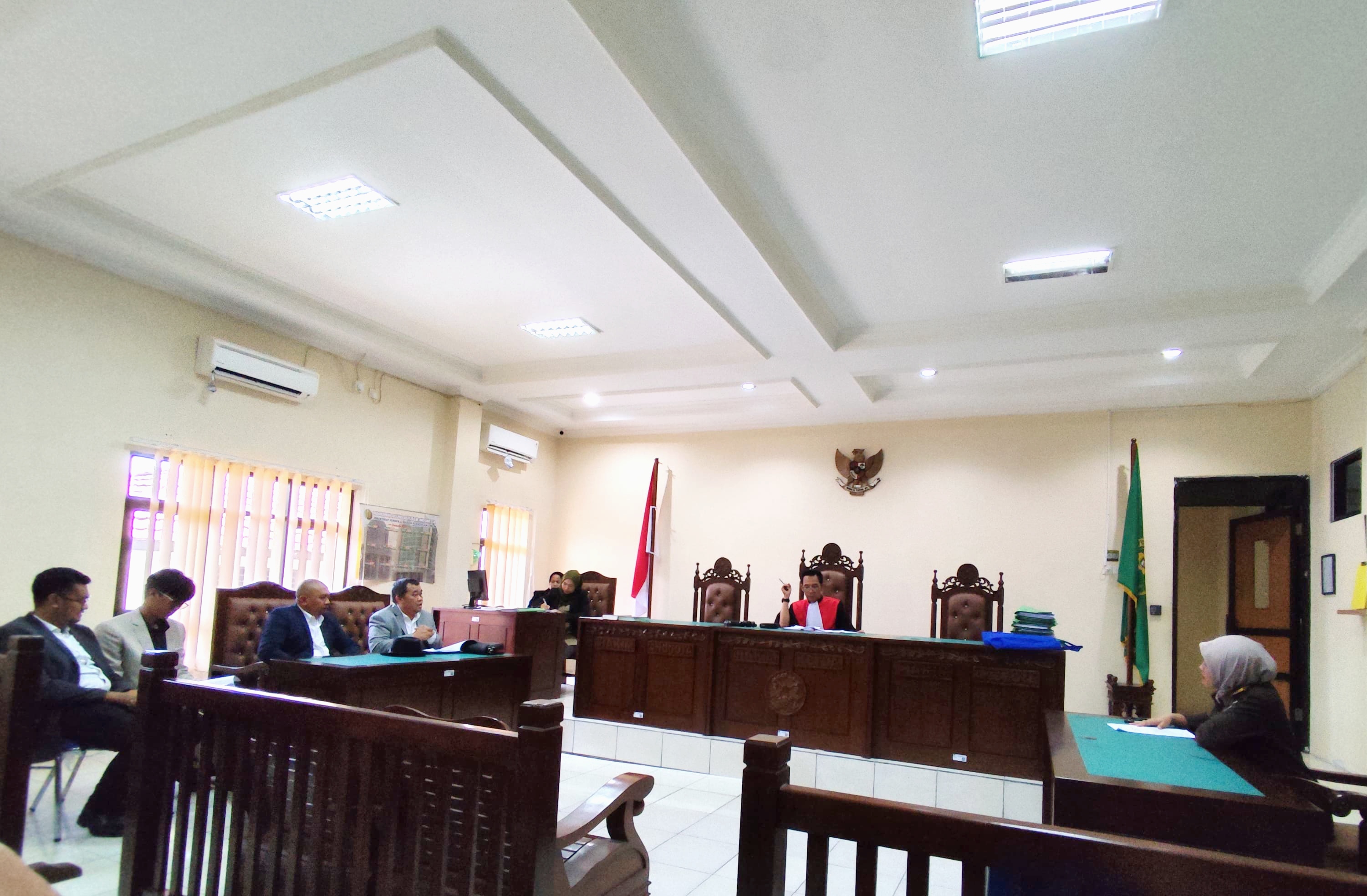 Kuasa hukum pemohon menyampaikan penolakannya terhadap dalil yang disampaikan termohon dalam sidang replik di PN Balikpapan. (Syahrul/KP)