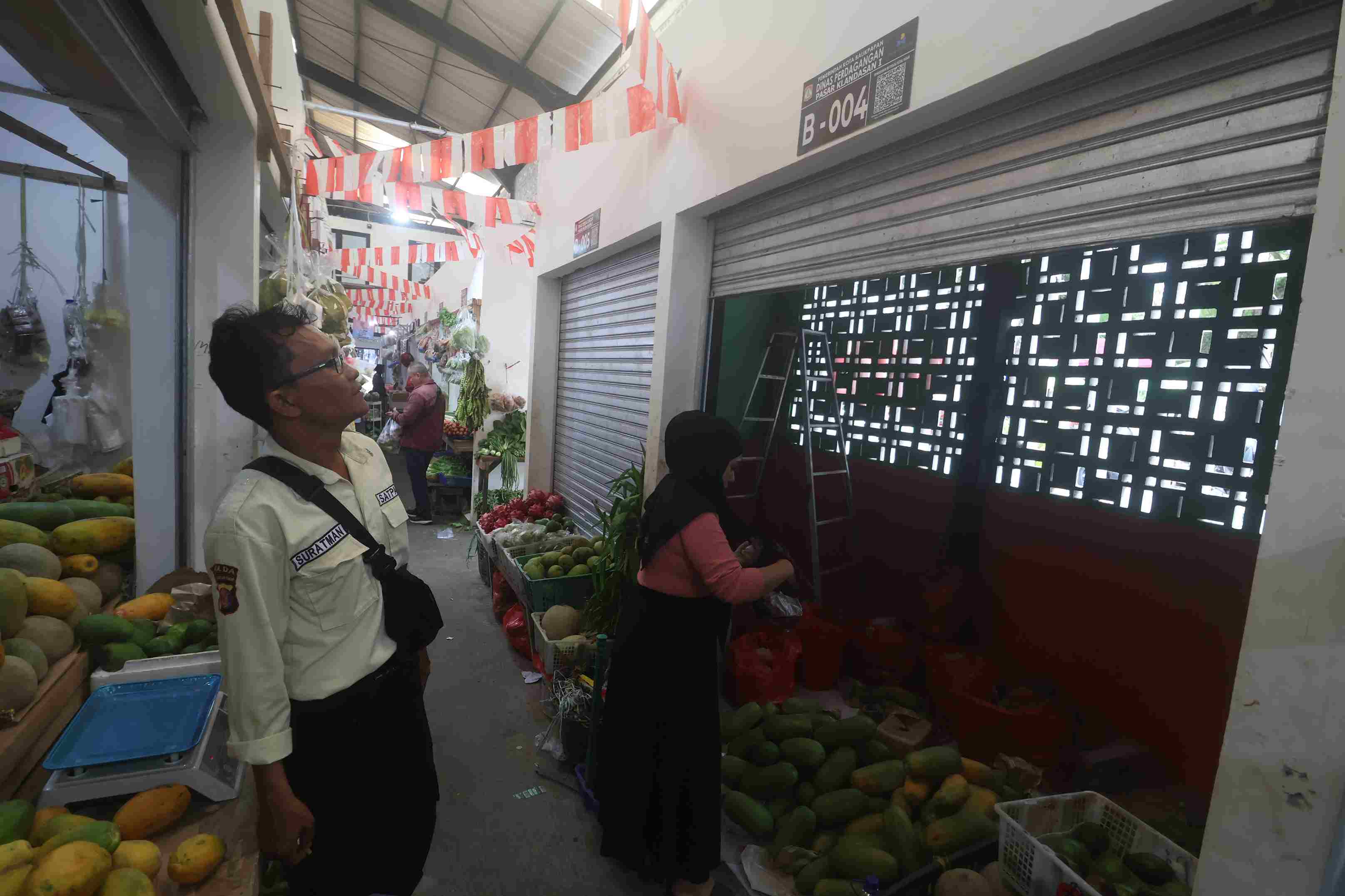 Kios toko penyeimbang di Pasar Klandasan. (Foto: Anggi/KP)