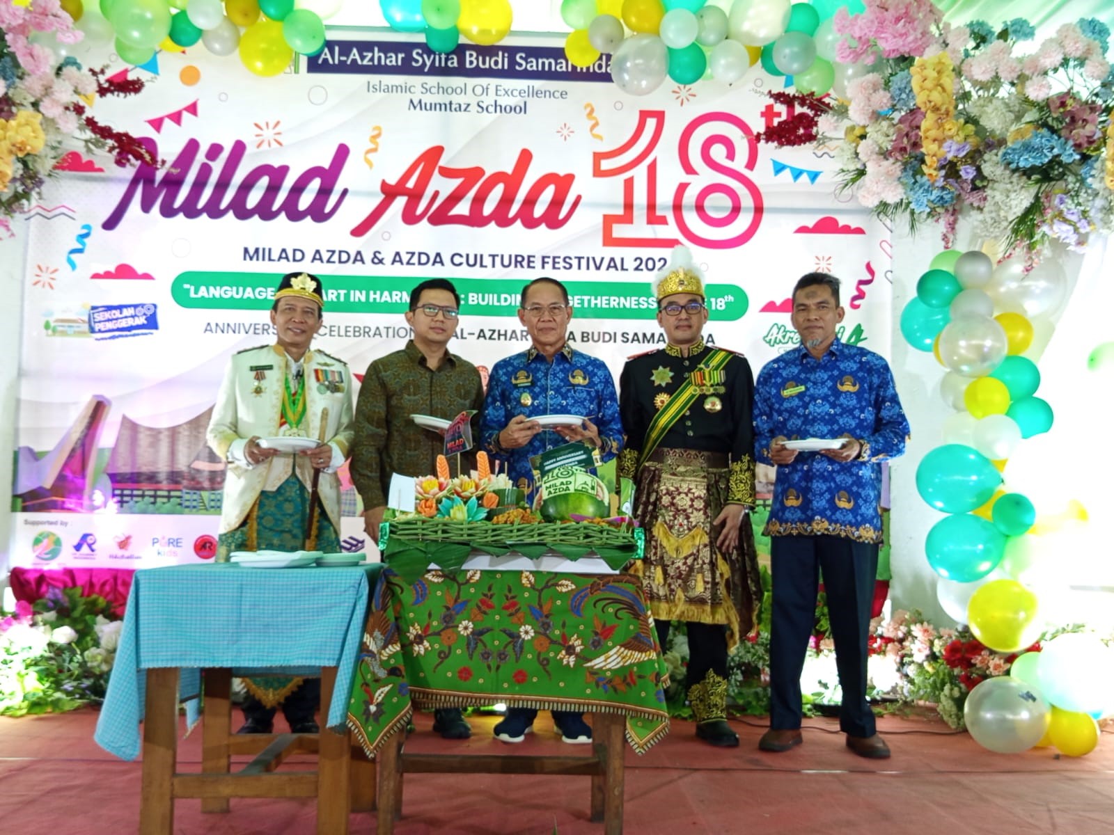 KEBERSAMAAN: Rusmadi Wongso (tiga kiri) bersama Indra P (dua kanan) dan tamu undangan dalam acara milad sekolah Al Azhar Syifa Budi ke-18.