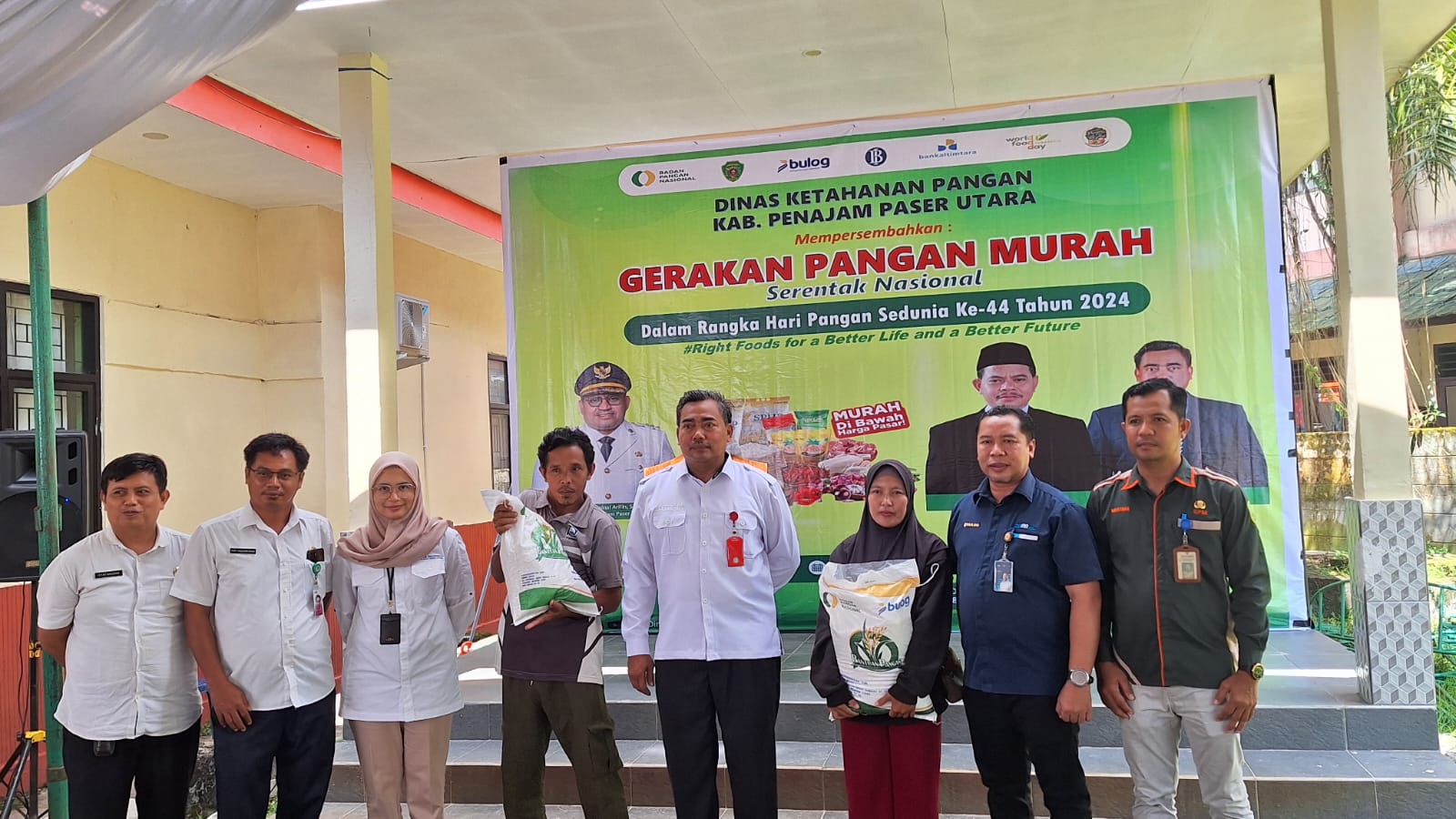 GPM: Kepala Disketapang PPU, Mulyono (empat, kanan) bersama warga penerima bantuan dan para pihak yang terlibat pada gerakan pangan murah. (FOTO: IST)