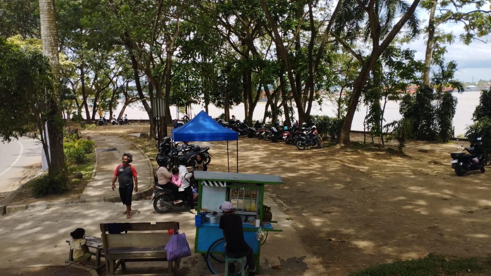 LANJUT TATA: Kawasan parkir di eks SPBU Jalan RE Martadinata masuk dalam Teras Samarinda Segmen 3, meliputi pembangunan galeri, are parkir yang lebih representatif, serta UMKM. (FOTO: DENNY SAPUTRA)