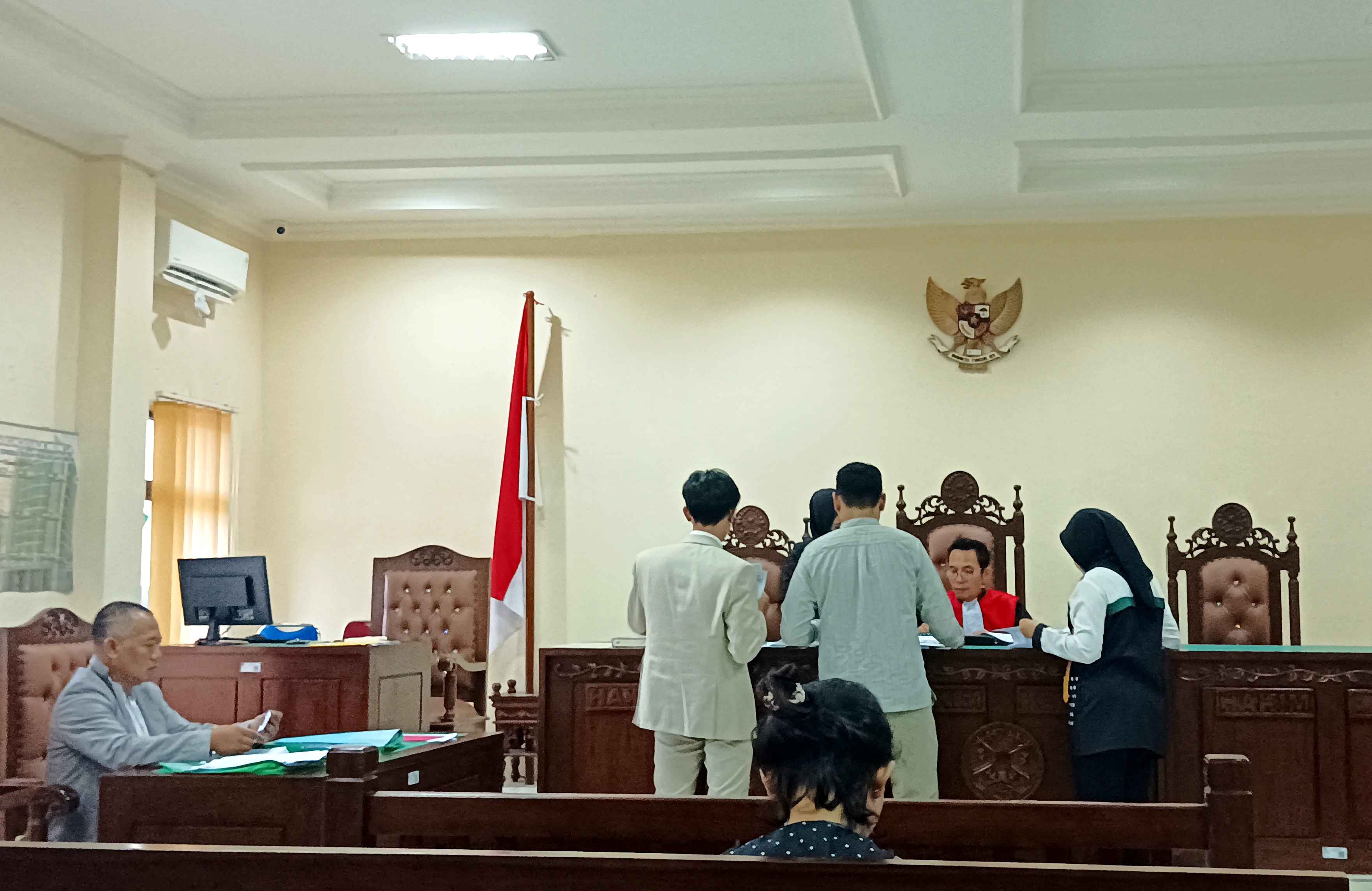PEMBUKTIAN: Kuasa hukum pemohon dan termohon menunjukkan alat buktinya dihadapan majelis hakim di PN Balikpapan. (SYAHRUL/KP).