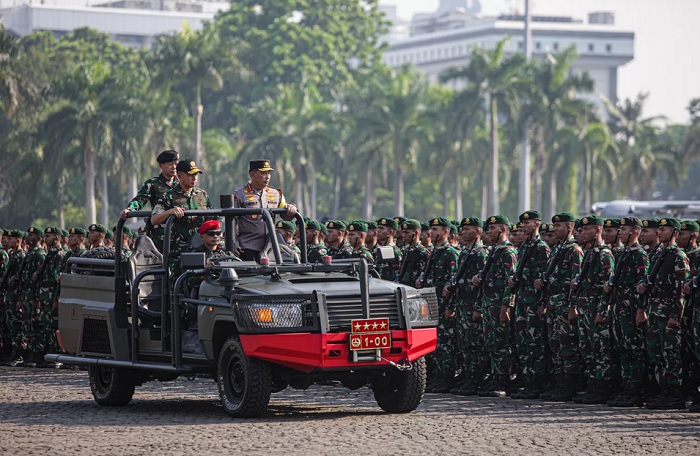 Kapolri Jenderal Listyo Sigit Prabowo, bersama Panglima TNI Agus Subianto, memimpin peninjauan pasukan pada Apel Gelar Pengamanan VVIP di Monas, Jakarta, Jumat (18/10/2024).