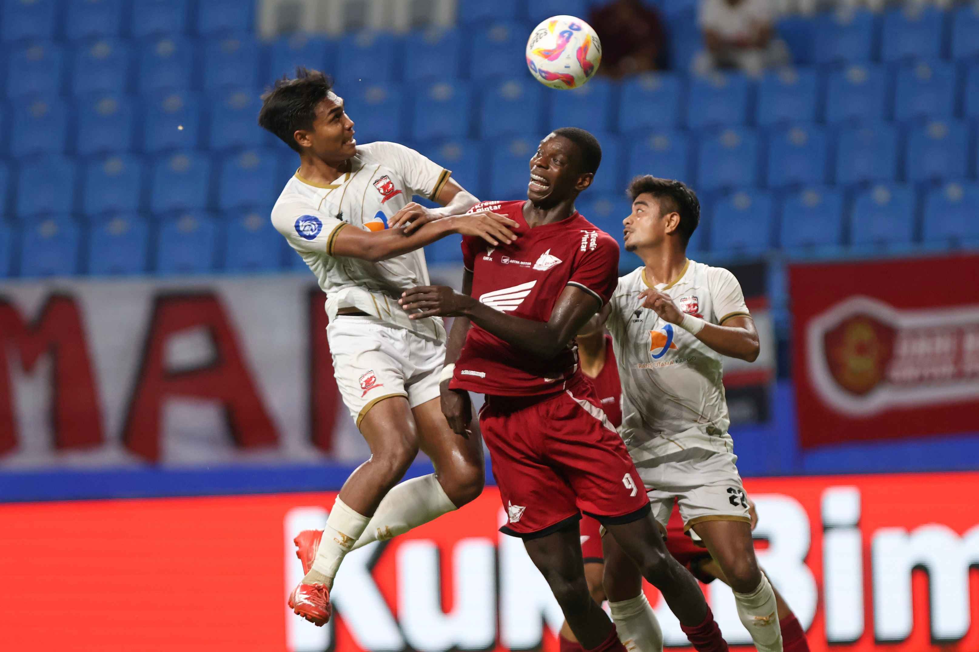 PSM Makassar tampil habis-habisan saat melawan Madura United. (Foto: Anggi/KP)