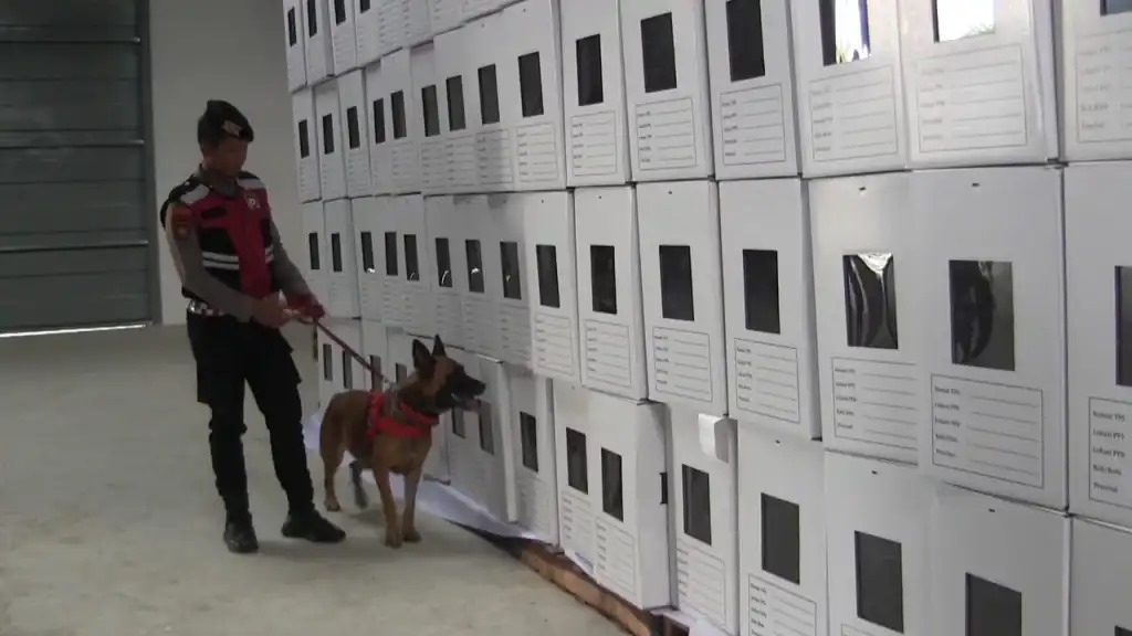STERILISASI. Unit Satwa K-9 Ditsamapta Polda Kaltim dikerahkan melakukan sterilisasi gudang logistik KPU Balikpapan. (foto:ist)