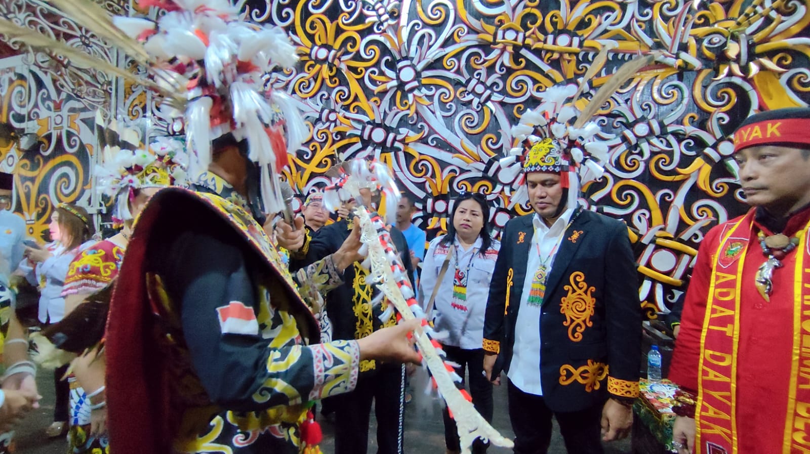 PENGHORMATAN: Rudy Mas&rsquo;ud menerima mandau putih dari tokoh duku adat Desa Pampang, melambangkan keberanian dan kejujuran dalam membela masyarakat.