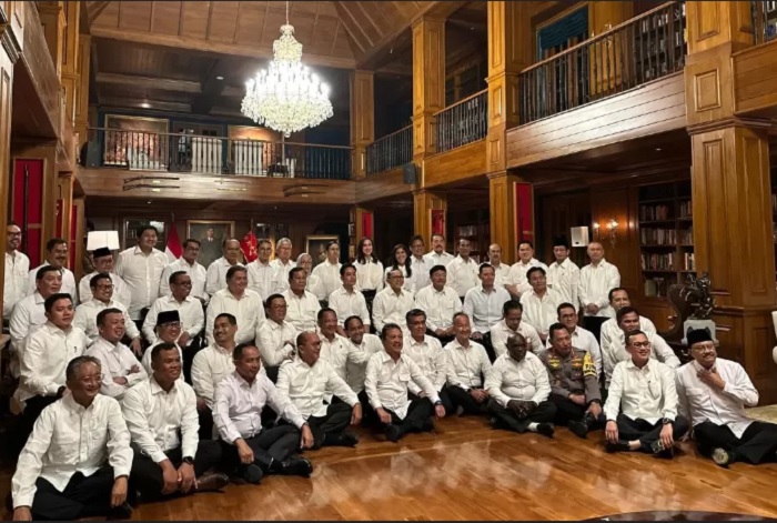 Peningkatan jumlah menteri dan wakil menteri di kabinet baru Prabowo-Gibran memicu kekhawatiran soal efisiensi pemerintahan.