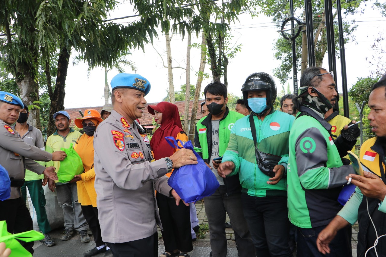 Kabid Propam Polda Kaltim Kombes Pol Teguh Nugroho membagikan sembako pada masyarakat, khususnya yang beraktivitas sebagai ojek online, pemulung dan juru parkir. (foto:ist)